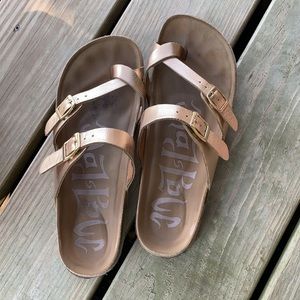 Sz 9 Gold sandals. Comfy.